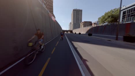 Pov-En-Bicicleta-A-Lo-Largo-De-Reseau-Express-Velo-En-Montreal-En-Una-Carretera-Vacía-En-Canadá