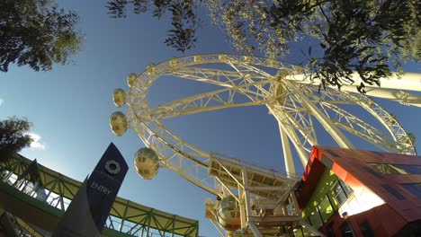 Melbourne-Star-Docklands-Melbourne-Riesenrad-Zeitraffer-Seitenwinkel-Mit-Blick-Zum-Blauen-Himmel