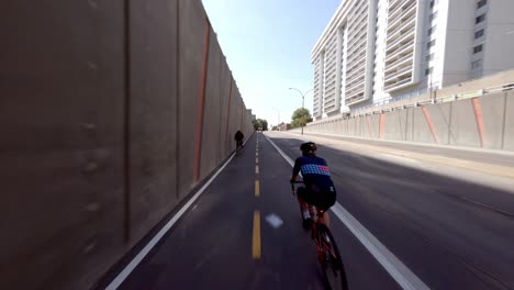 POV-Radfahren-Entlang-Einer-Leeren-Straße-Auf-Dem-Reseau-Express-Velo-In-Montreal,-Kanada