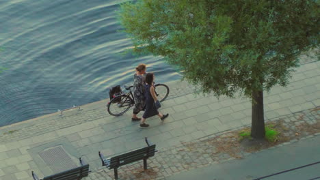Dos-Mujeres-Caminan-Por-Las-Orillas-Del-Casco-Antiguo-De-Estocolmo.