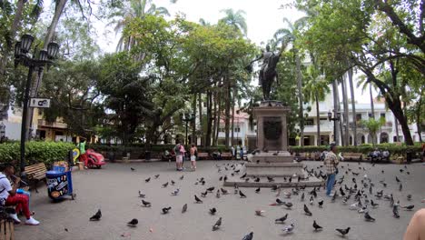 Blick-Auf-Eine-Statue-Mitten-Auf-Einem-Platz-In-Der-Altstadt-Von-Cartagena-De-Indias
