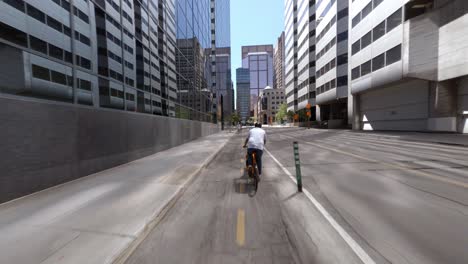 Pov,-Der-Einem-Fahrradkurier-Entlang-Des-Leeren-Boulevards-De-Maisonneuve-In-Montreal-Folgt