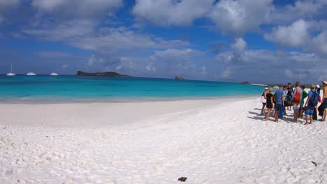 Touristen-Besuchen-Einen-Weißen-Sandstrand-Der-Galapagos-Inseln