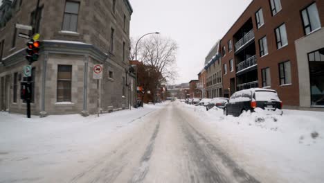 POV-Bewegung-Im-Zeitraffer-Durch-Die-Winterliche-Schneestraße,-Vorbei-An-Geparkten-Autos-In-Montreal
