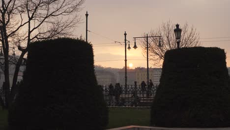 Tranvía-De-Budapest-Al-Atardecer-Visto-Desde-La-Plaza-Vigadó