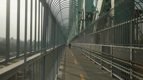 Los-Ciclistas-Pasan-Por-El-Carril-Bici-En-El-Puente-Jacques-Cartier-En-Montreal