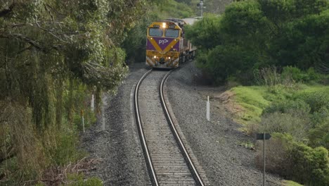 Tren-Country-Vline-A-Lo-Largo-De-Bonitas-Vías-Del-Interior-De-Victoria,-Australia