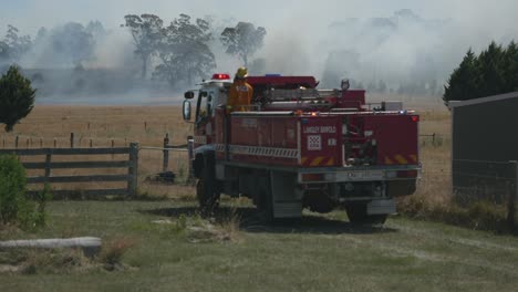 Feuerwehrauto-An-Einem-Landtor,-Das-Den-Zugang-Prüft,-Um-Bei-Der-Bekämpfung-Eines-Großen-Grasbrandes-In-Victoria-Zu-Helfen