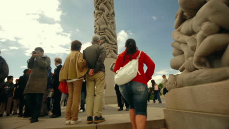 Turistas-En-El-Monumento-Obelisco-En-El-Parque-Frogner,-Oslo,-Noruega,-Pov