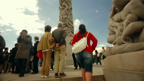 Touristen-Am-Monument-Obelisk-Im-Frogner-Park,-Oslo,-Norwegen,-Pov