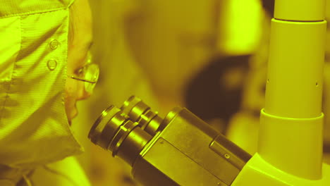 Científico-Nervioso-Investigando-Fórmula-Covid-Con-Microscopio