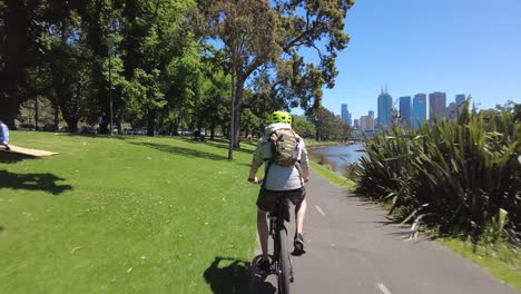 Radfahrer-Auf-Dem-Weg-In-Die-Stadt-Entlang-Des-Yarra-River-In-Melbourne