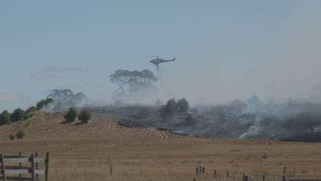 Helicóptero-Bombardeando-Con-Agua-Fuego-De-Hierba-En-Humo-Espeso-En-Australia
