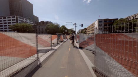 POV:-Verfolgen-Von-Radfahrern-Entlang-Des-Reseau-Express-Velo,-Vorbei-An-Bauarbeiten-In-Montreal