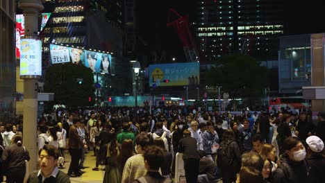 Massen-Von-Menschen-überqueren-Japans-Belebte-Straße-Nach-Dem-Ende-Der-Sperren