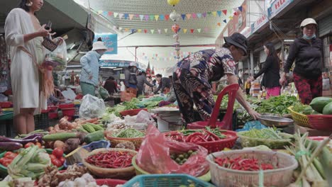 Vendedores-Locales-Y-Puestos-Tradicionales-Que-Venden-Frutas-Y-Verduras-Frescas,-Textiles-Y-Ropa-En-El-Famoso,-Concurrido-Y-Colorido-Mercado-De-Estafas-En-Danang,-Vietnam-En-Asia