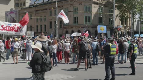 Manifestantes-Se-Concentran-En-Melbourne,-Australia,-Parados-En-Medio-De-La-Carretera-En-La-Estación-Flinders-Street,-Deteniendo-Todo-El-Tráfico.