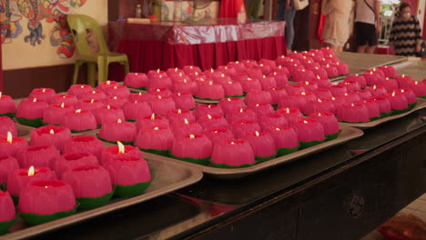 Velas-De-Oración-Rosadas-Alineadas-Para-Los-Devotos-En-El-Templo-Thean-Hou-Kuala-Lumpur