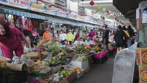 Lokale-Händler-Und-Traditionelle-Stände-Verkaufen-Frische-Lebensmittel,-Obst-Und-Gemüse-Auf-Dem-Geschäftigen-Und-Farbenfrohen-Con-Market-In-Danang,-Vietnam