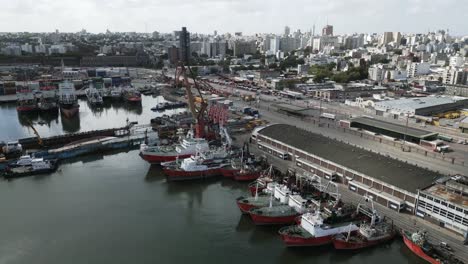 Luftaufnahme-über-Dem-Schifffahrtshafen-Von-Montevideo-Mit-Angedockten-Containerschiffen,-Die-Im-Hafen-Verladen-Werden
