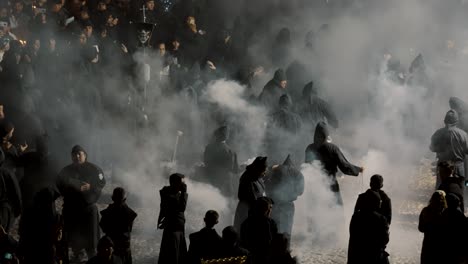 Hombres-Con-Túnicas-Negras-Y-Capuchas-Esparciendo-Incienso-En-Las-Calles-De-Antigua-Durante-Las-Procesiones-De-La-Semana-Santa-En-Guatemala