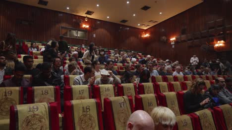 Gente-Viendo-Espectáculo-Sentado-Dentro-Del-Teatro-De-Marionetas-De-Agua-Thang-Long-En-Hanoi,-Vietnam