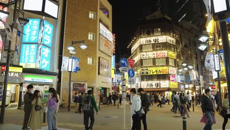Restaurantes-Y-Calles-Concurridas-Por-La-Noche-En-Tokio.