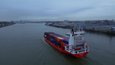 Riesiger-Frachttanker,-Der-Mit-Voller-Ladung-Durch-Den-Binnenkanal-Der-Stadt-Dordrecht-Navigiert