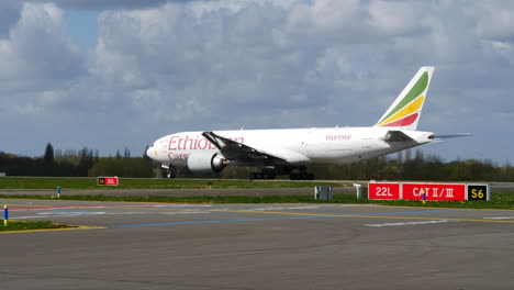 Avión-Comercial-B777-De-Carga-Etíope-Despegando-De-La-Pista