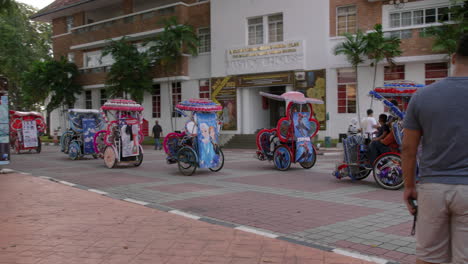 Festliche-Fahrrad-Tuk-Tuks,-Die-In-Der-Altstadt-Von-Melaka,-Malaysia,-Pendeln
