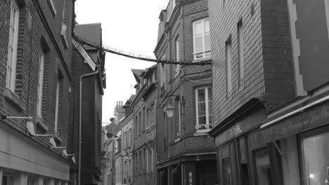 Monochrome-View-Of-The-Historic-Town-With-Typical-Structures-And-Narrow-Street-In-Honfleur,-France