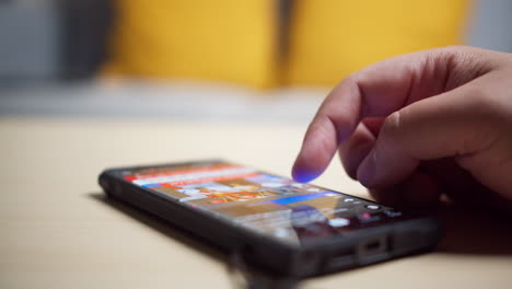 Hand-über-Den-Touchscreen-Eines-Smartphones-Für-Soziale-Medien
