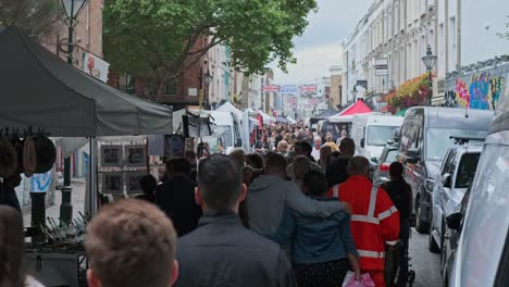 Menschenmenge,-Die-In-Einer-Engen-Straße-Auf-Dem-Portobello-Road-Market-In-London,-Großbritannien,-Spaziert