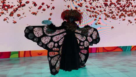 Toma-En-Cámara-Lenta-De-Una-Persona-Vestida-Con-La-Tradicional-Costumbre-Mariposa-Monarca