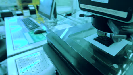 Nahaufnahme-Eines-Biologen-Bei-Der-Arbeit-Mit-Einem-Mikroskop-Im-Labor-Mit-Blauem-Licht