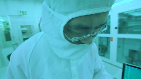Chinesischer-Männlicher-Wissenschaftler-Untersucht-Ergebnisse-Mit-Einer-Pinzette-In-Einem-Labor