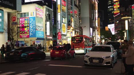 Calle-Muy-Transitada-En-El-Centro-Urbano-De-Shibuya-En-Tokio-Por-La-Noche.