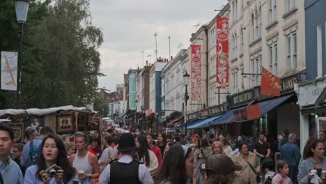 Tagsüber-überfüllte-Straße-In-Der-City-Von-London-Auf-Dem-Berühmten-Portobello-Road-Market