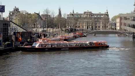 Atraque-De-Cruceros-En-Un-Canal-Lleno-De-Turistas.-Amsterdam,-Países-Bajos