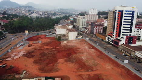 Disparo-De-Un-Dron-Frente-A-Arena-Roja-En-Un-Sitio-De-Construcción-En-Yaundé,-Camerún,-África