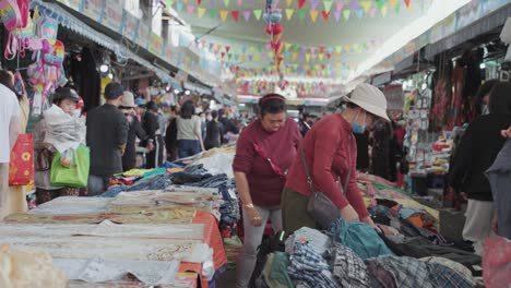 Lokale-Händler-Und-Stände-Verkaufen-Textilien-Und-Kleidung-Auf-Dem-Geschäftigen-Und-Farbenfrohen-Con-Markt-In-Danang,-Vietnam-In-Asien