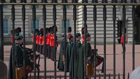 Observando-La-Ceremonia-Del-Cambio-De-Guardia-A-Través-De-La-Valla-De-Hierro-Del-Palacio-De-Buckingham-En-Londres,-Reino-Unido.