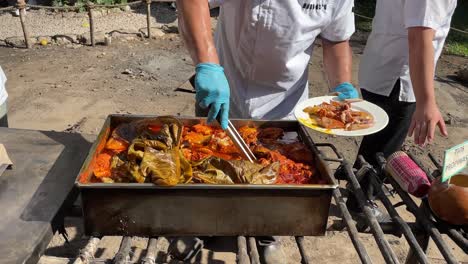 Toma-En-Cámara-Lenta-De-Chefs-Sirviendo-La-Bandeja-De-Cochinita-Pibil-En-Mérida-Yucatán-México