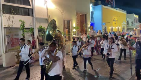 Músicos-Y-Folklore-Grabados-En-Cámara-Lenta-En-El-Carnaval-De-Mérida,-Yucatán,-México.