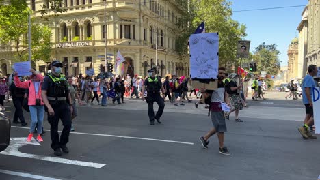Los-Manifestantes-Se-Concentran-En-Melbourne,-Australia,-Caminando-Por-Collins-Street,-Deteniendo-Todo-El-Tráfico,-Protestando-Contra-Dan-Andrews.