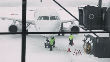Besatzung-Und-Teammitglieder-Betanken-Flugzeug-Am-Flughafen-Rovaniemi
