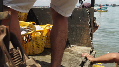 Primer-Plano-De-Cestas-De-Pescado-Llenas-De-Hielo-Cargadas-En-Un-Camión-De-Transporte,-Playa-Mui-Ne