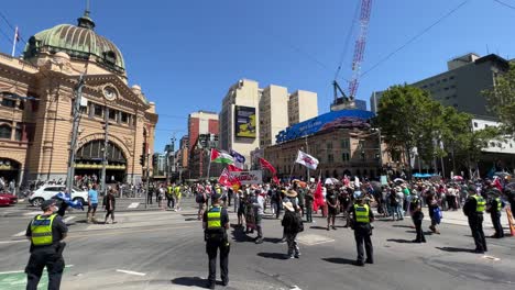 Manifestantes-Anti-Vax-De-Melbourne-Siendo-Vigilados-Por-La-Policía-En-La-Ciudad