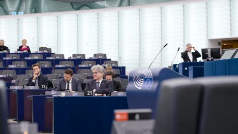 Politischer-Vertreter-Verlässt-Den-Stand-Des-Plenarsaals-Im-Europäischen-Parlament-In-Straßburg,-Frankreich