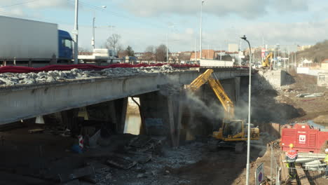 Abbruchbagger-Bohrmaschine-Demontage-Beton-Autobahnbrücke